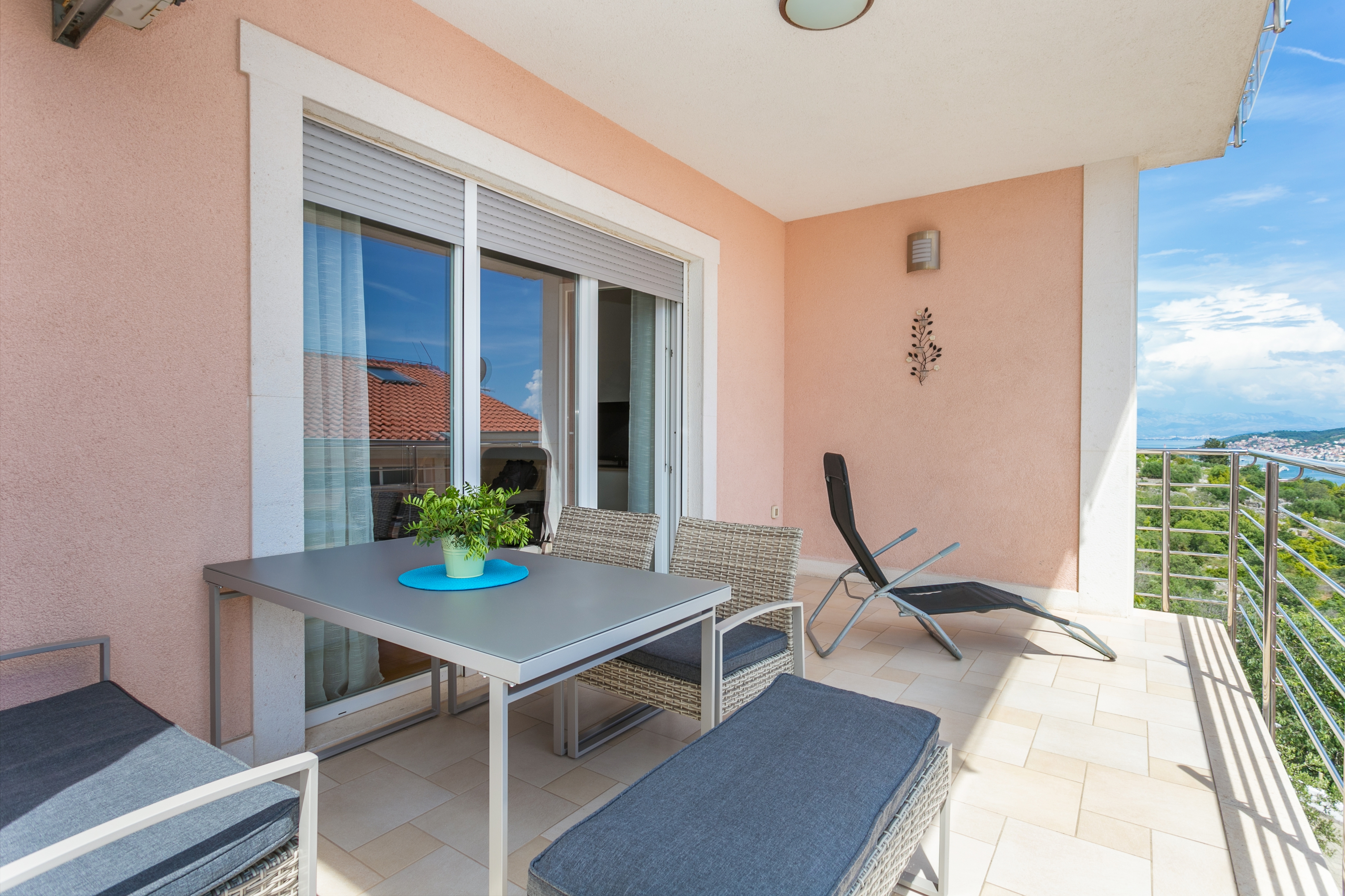 One bedroom apartment with terrace and sea view Seget Donji, Trogir  A-a