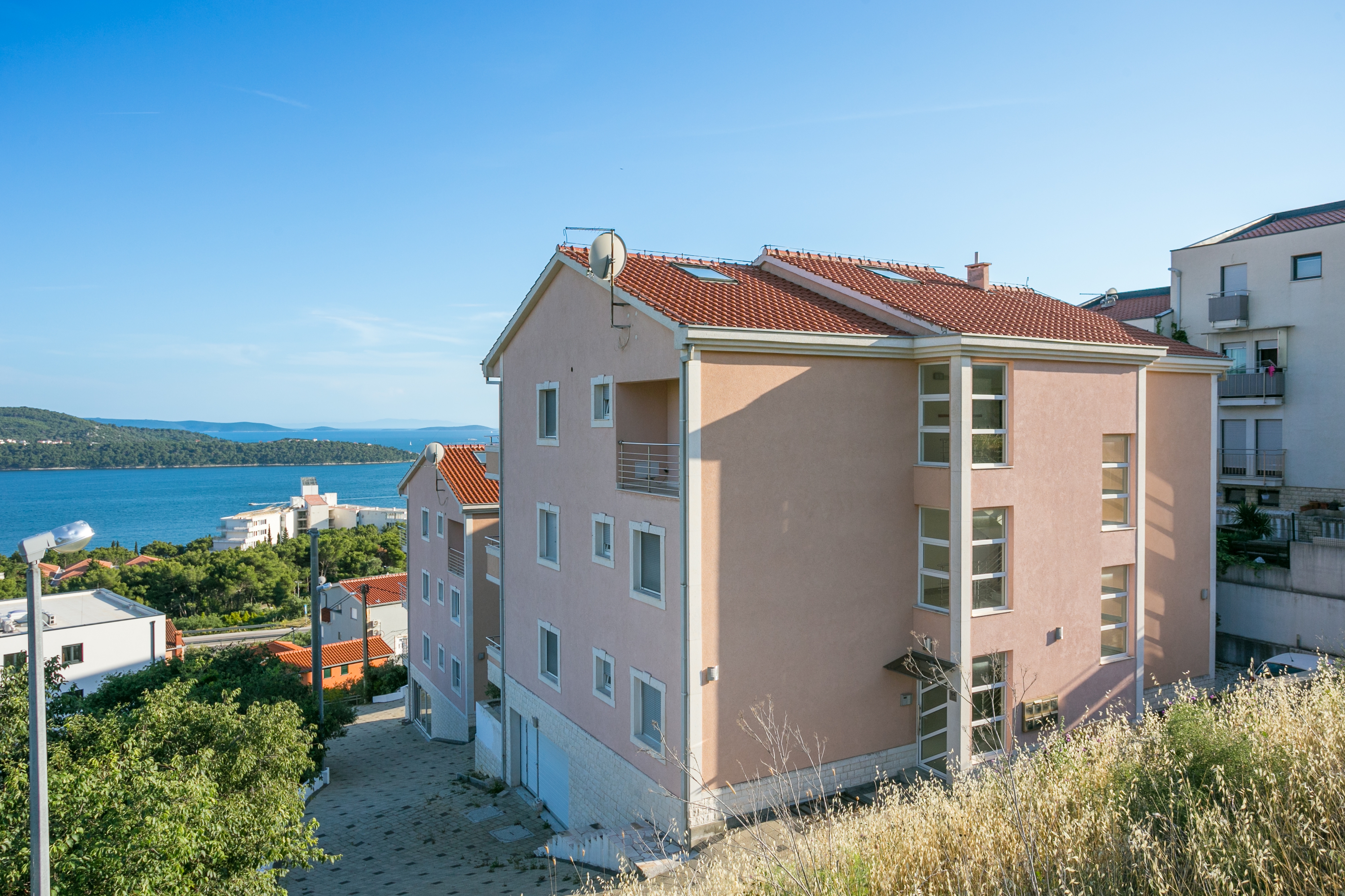 Jednosobni apartman s terasom i pogledom na more Seget Donji, Trogir  A-a