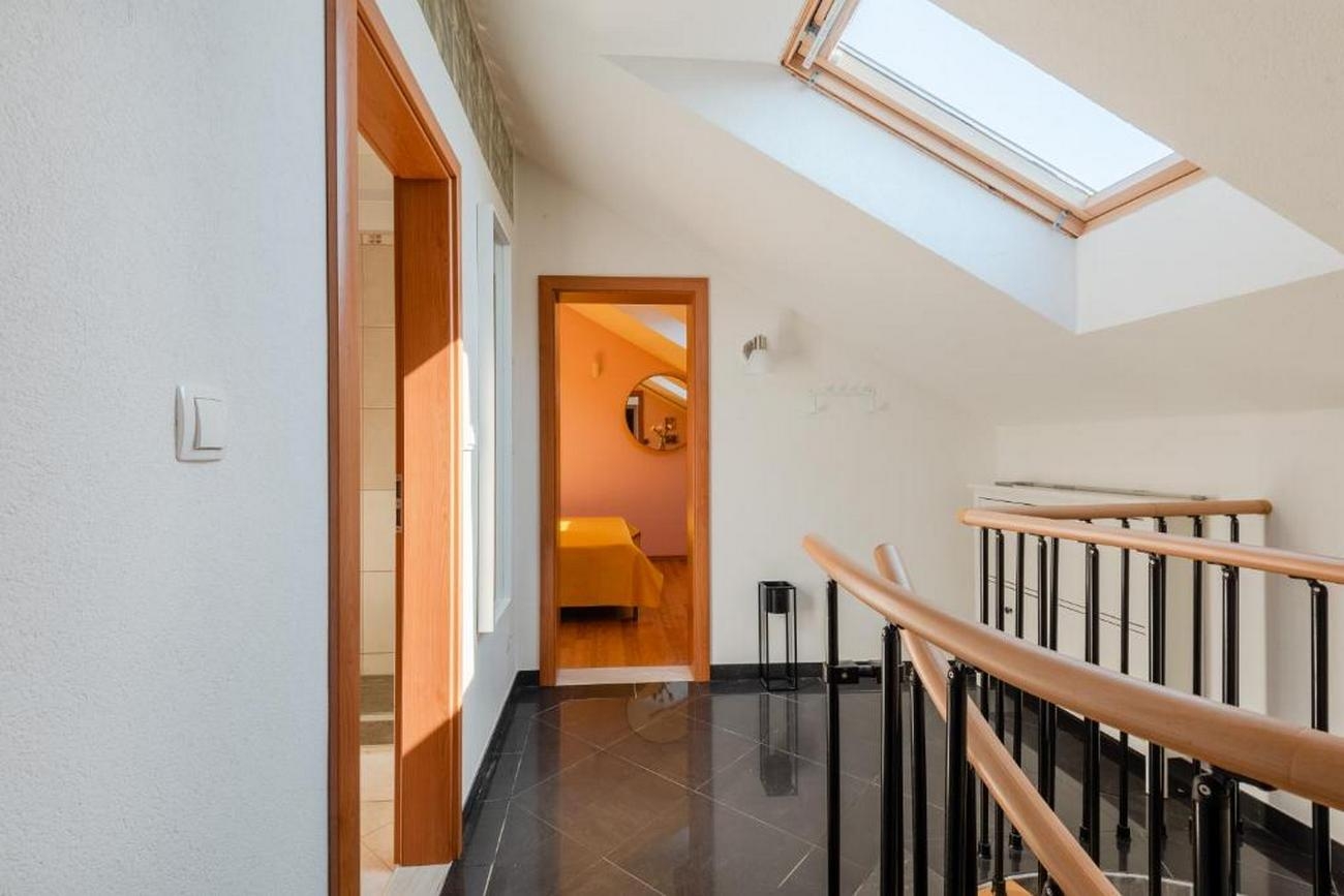 Four bedroom apartment with terrace and sea view Marušići, Omiš  A-a