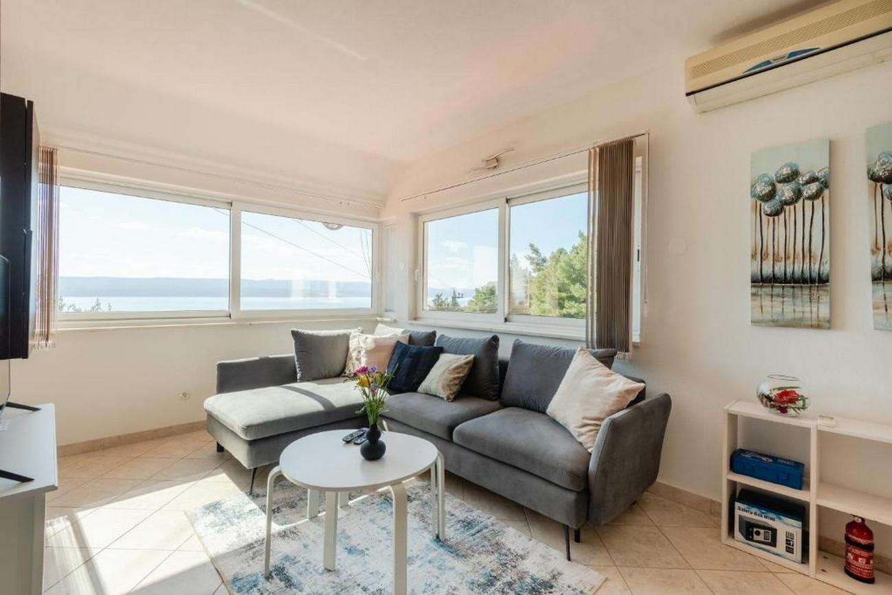 Four-bedroom apartment with terrace and sea view Marušići (Omiš) (A-21377-a)