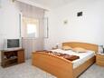 Molunat, Bedroom in the studio-apartment, air condition available and WiFi.