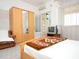 Molunat, Bedroom in the studio-apartment, air condition available and WiFi.