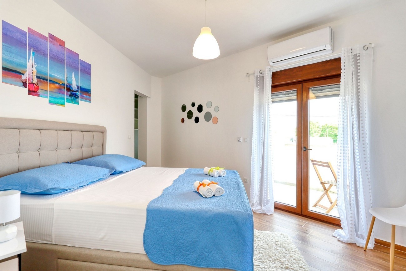 Three bedroom house with terrace and sea view Debeljak, Zadar  K