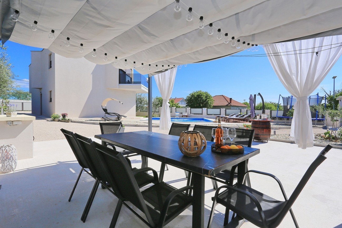Three bedroom house with terrace and sea view Debeljak, Zadar  K