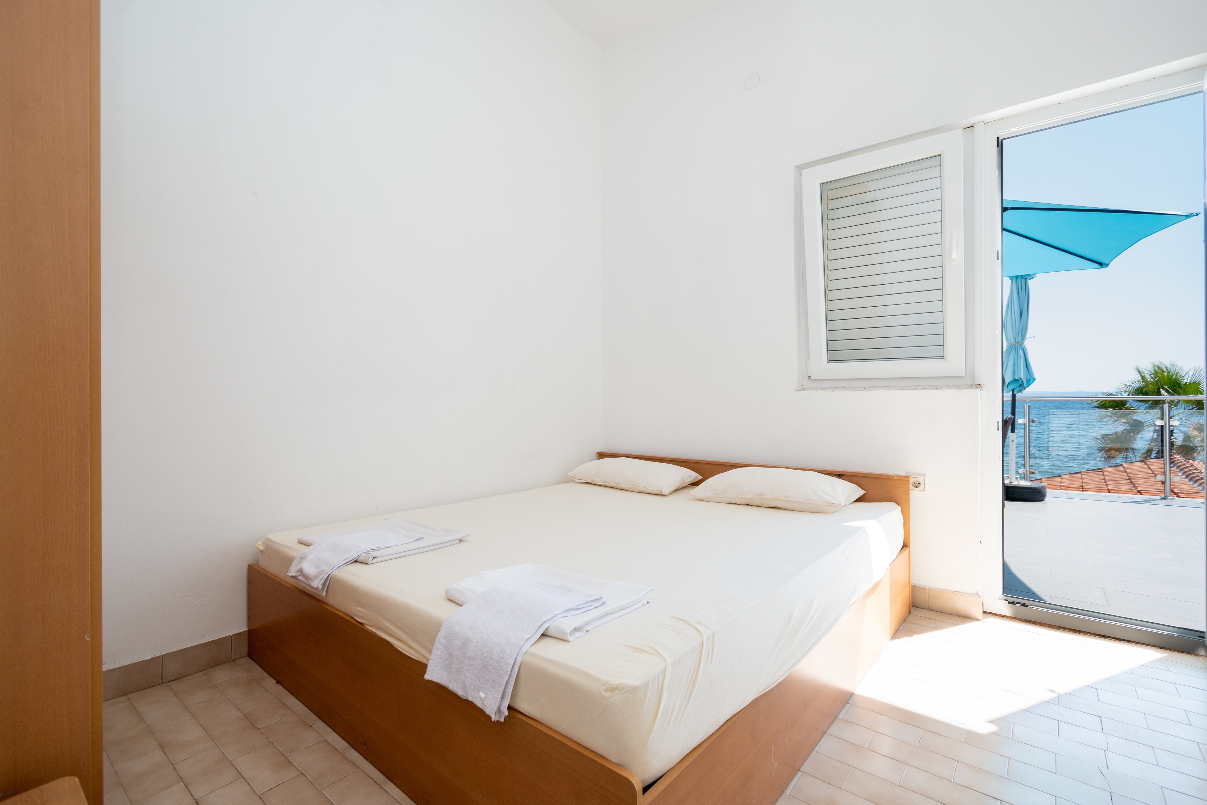 Comfortable and spacious apartment near beach Vir  A-a