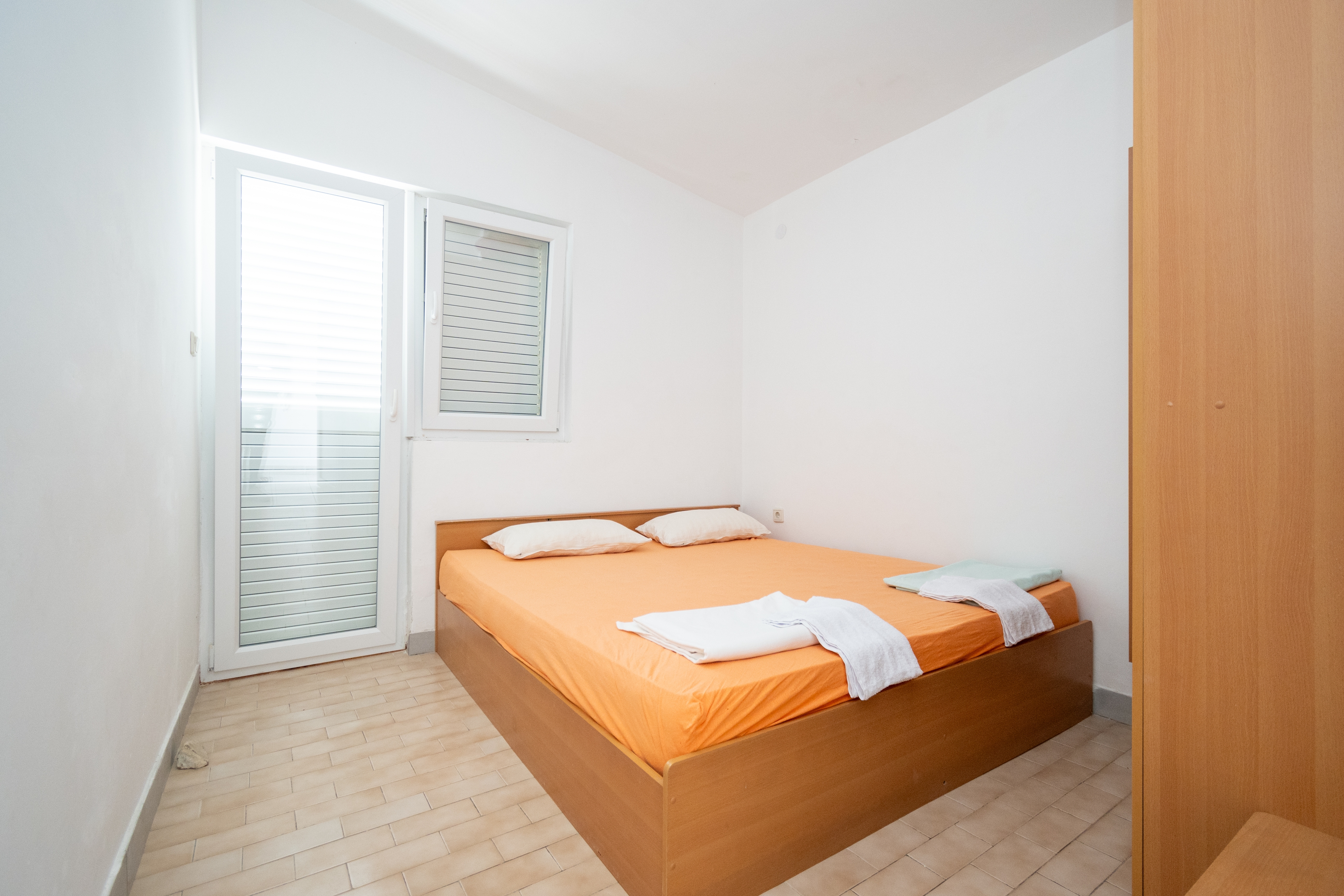 Comfortable and spacious apartment near beach Vir  A-a