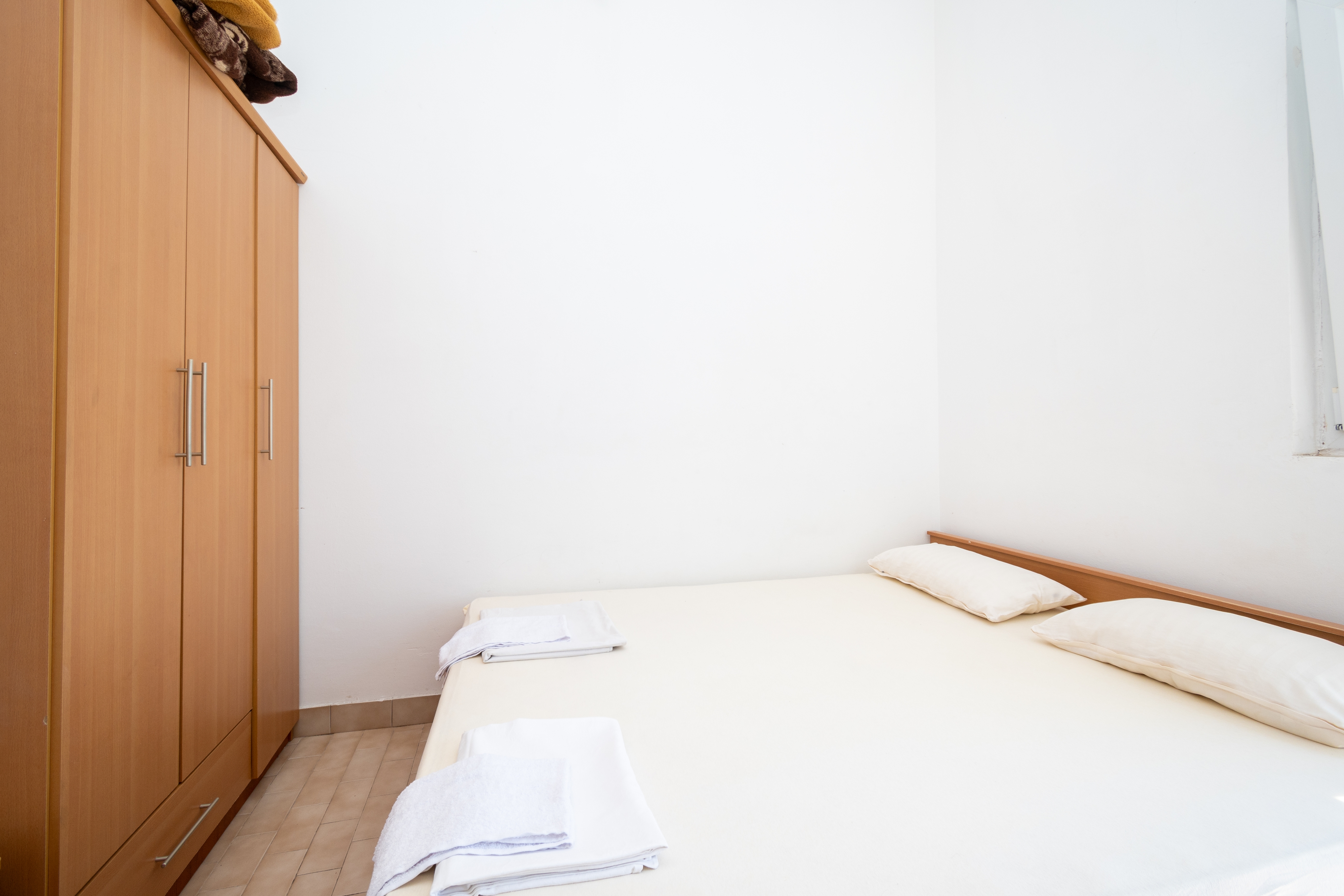 Comfortable and spacious apartment near beach Vir  A-a