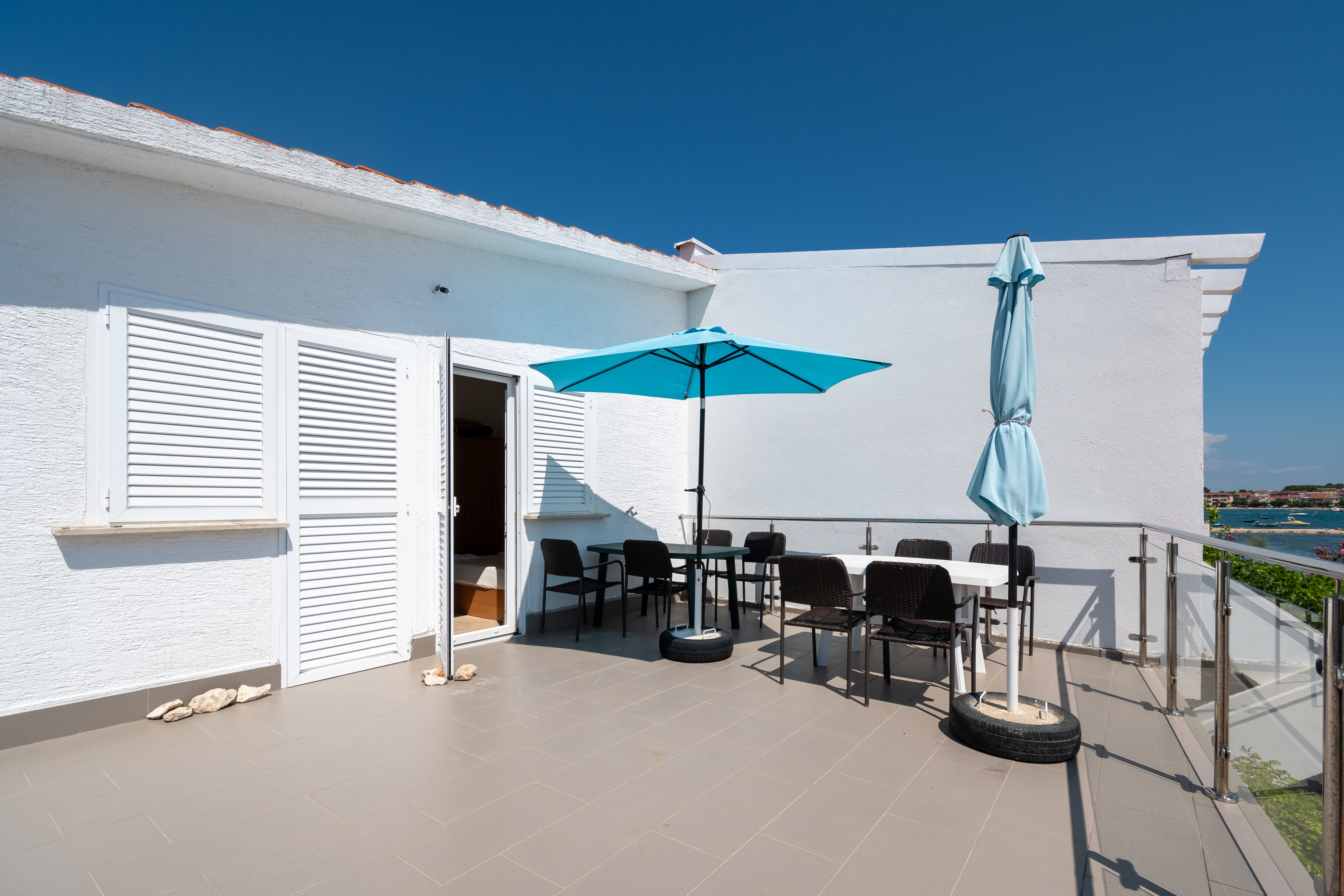 Comfortable and spacious apartment near beach Vir  A-a