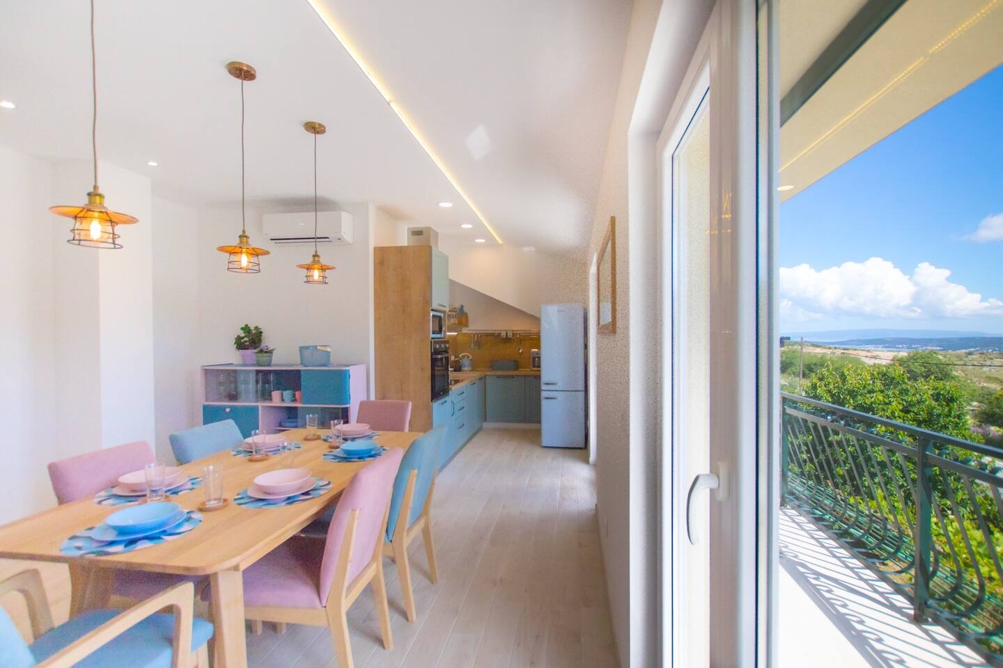 Comfortable and spacious house with terrace and sea view Plano, Trogir  K