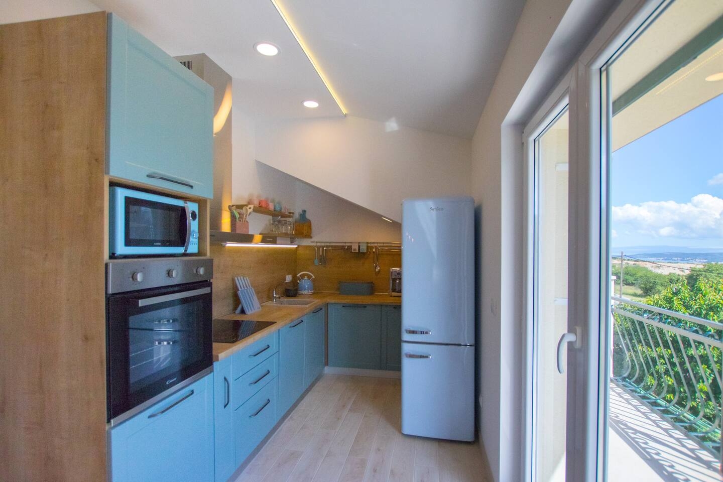Comfortable and spacious house with terrace and sea view Plano, Trogir  K
