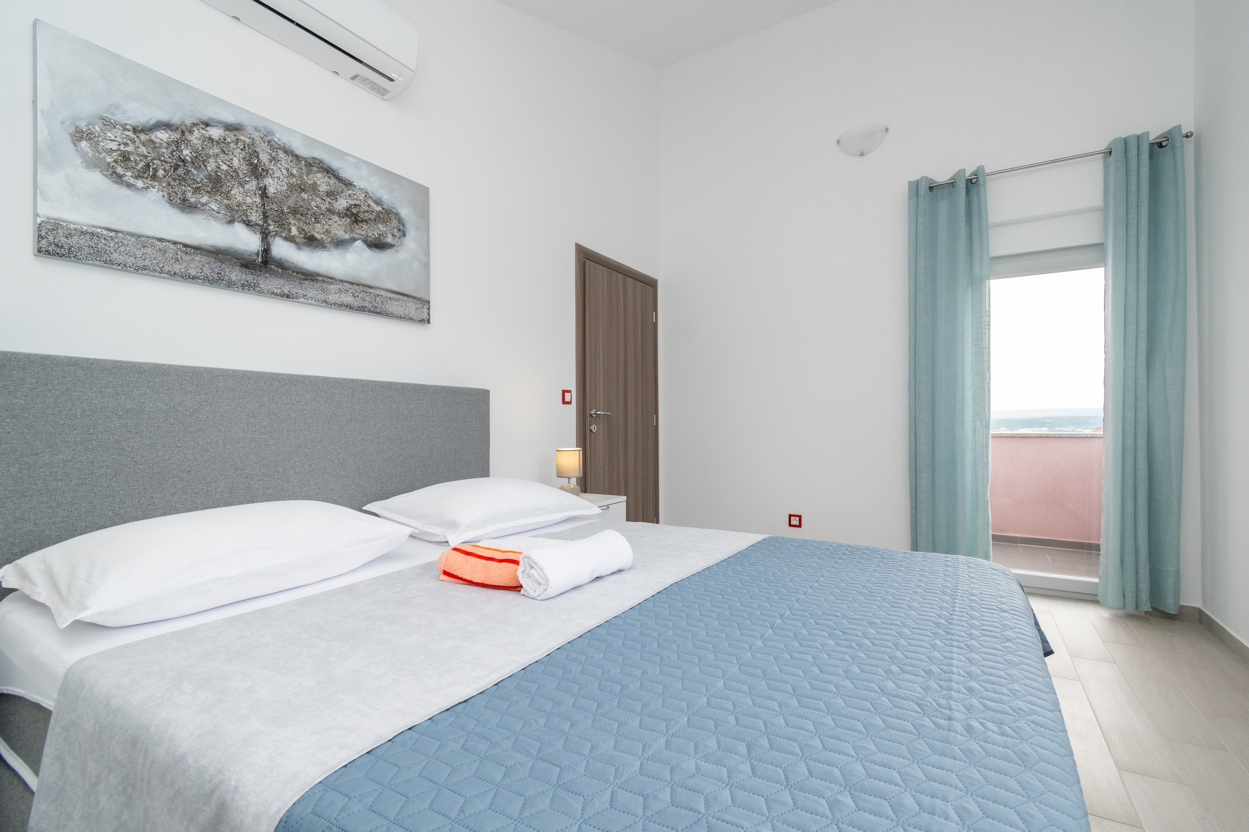 Three bedroom apartment with terrace and sea view Maslenica, Novigrad  A-a