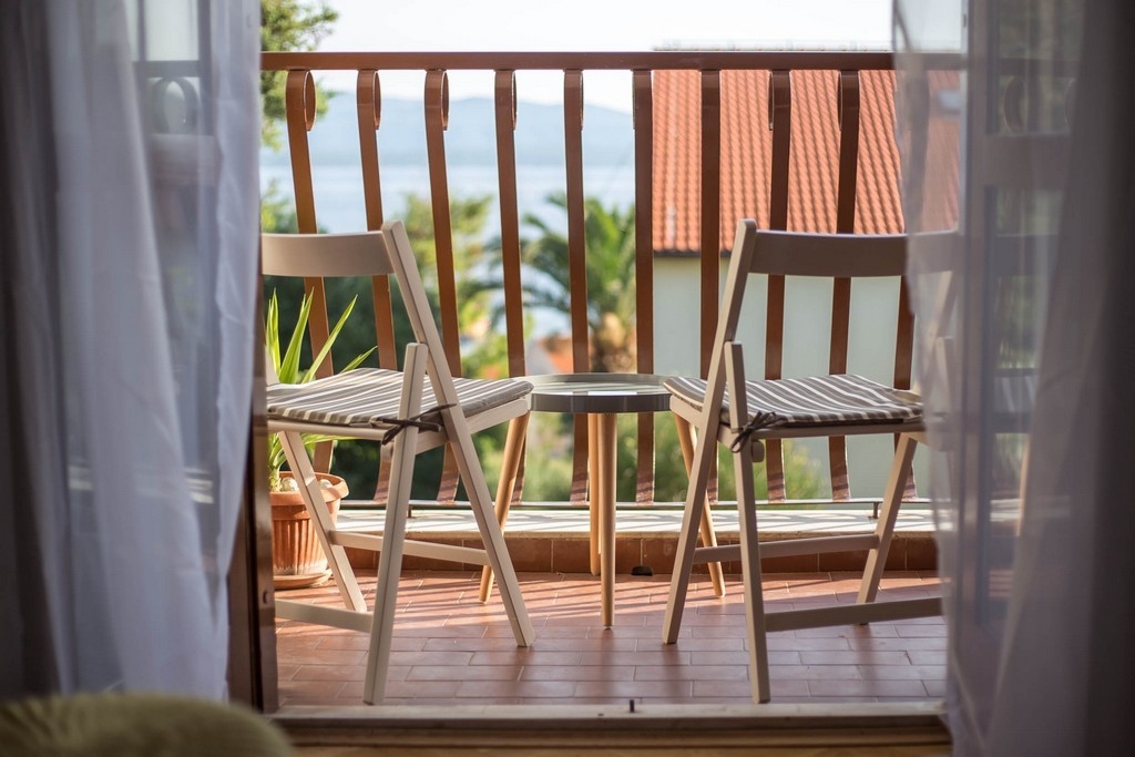 Two bedroom apartment with balcony and sea view Bol, Brač (A-21411-a)