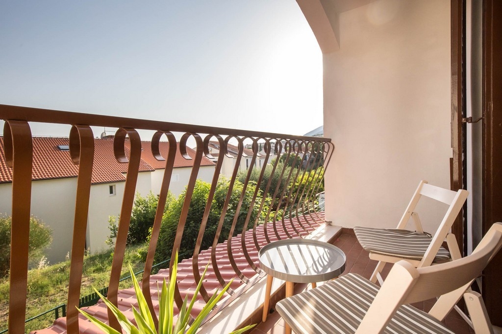 Two bedroom apartment with balcony and sea view Bol, Brač  A-a