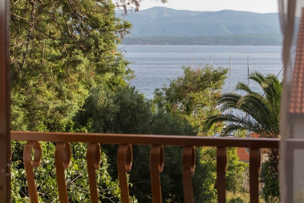 Two bedroom apartment with balcony and sea view Bol, Brač  A-a