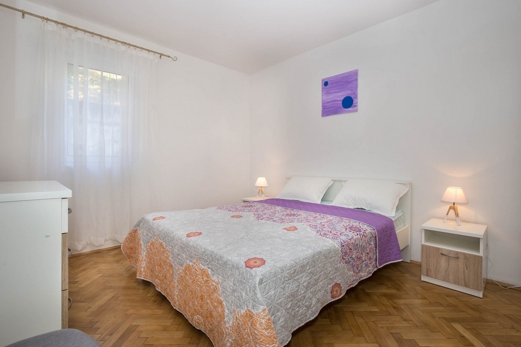 Two bedroom apartment with balcony and sea view Bol, Brač  A-a
