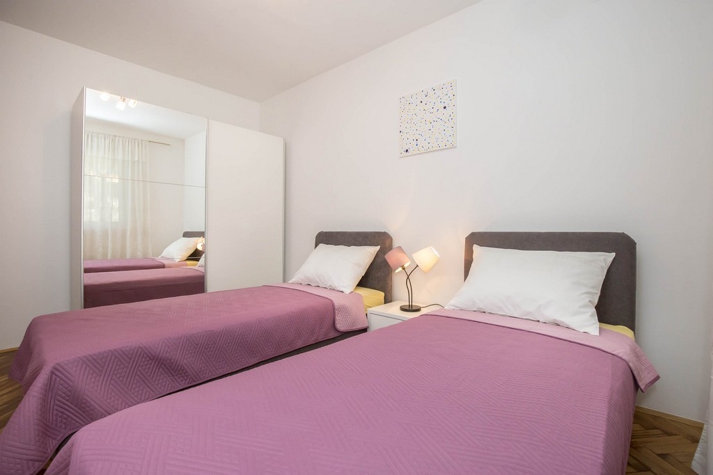Two bedroom apartment with balcony and sea view Bol, Brač  A-a
