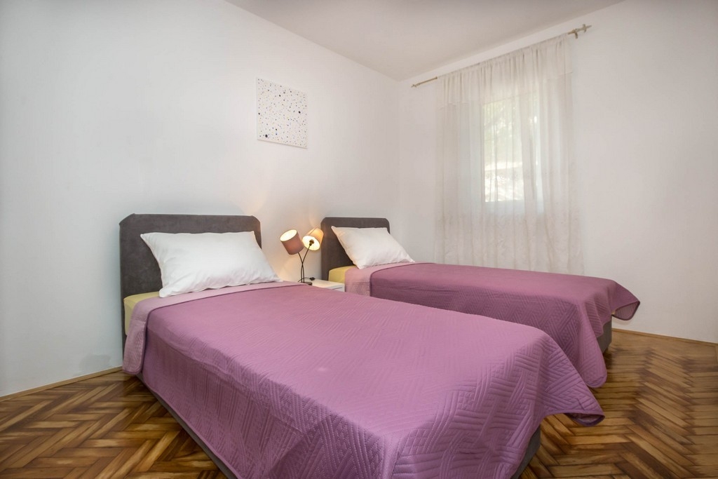 Two bedroom apartment with balcony and sea view Bol, Brač  A-a
