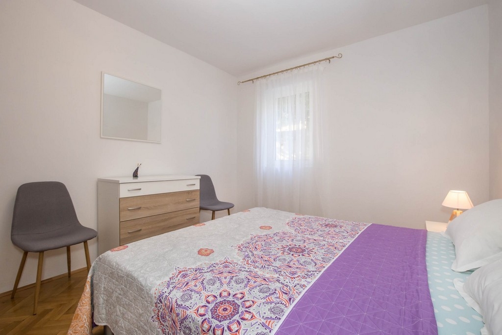 Two bedroom apartment with balcony and sea view Bol, Brač  A-a