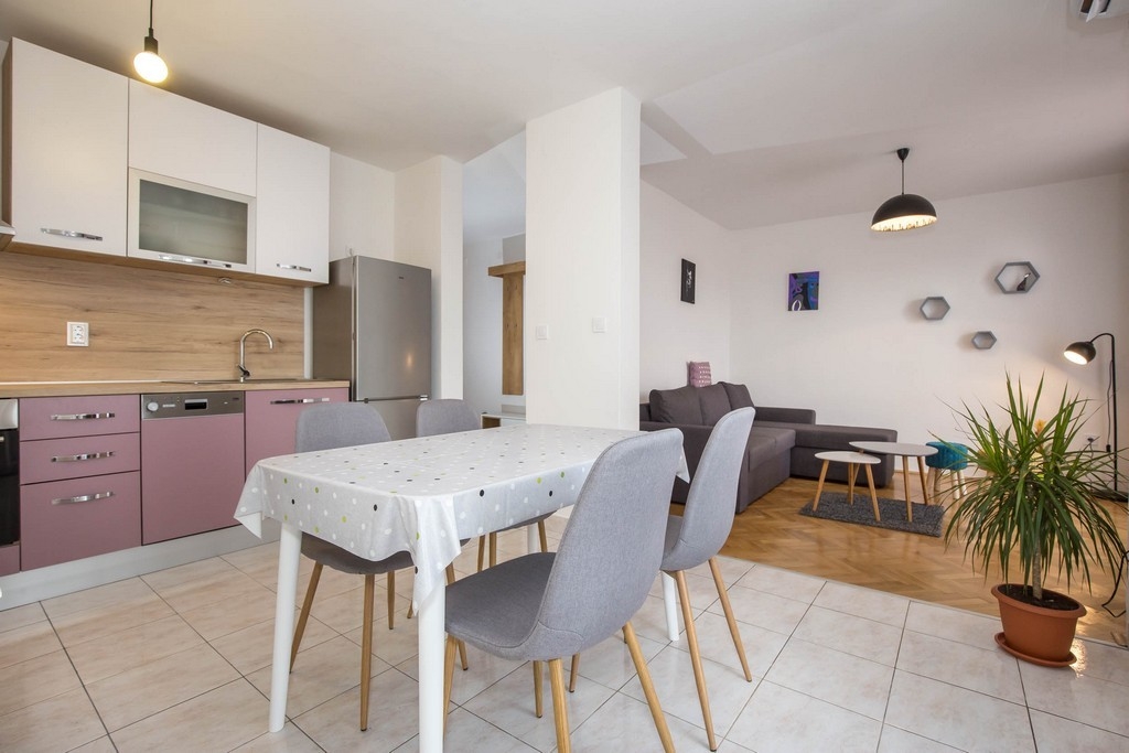 Two bedroom apartment with balcony and sea view Bol, Brač  A-a