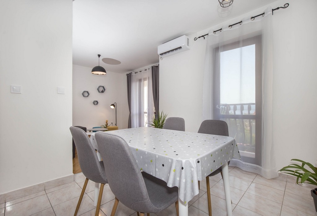 Two bedroom apartment with balcony and sea view Bol, Brač  A-a
