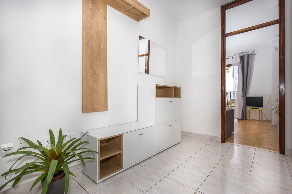 Two bedroom apartment with balcony and sea view Bol, Brač  A-a