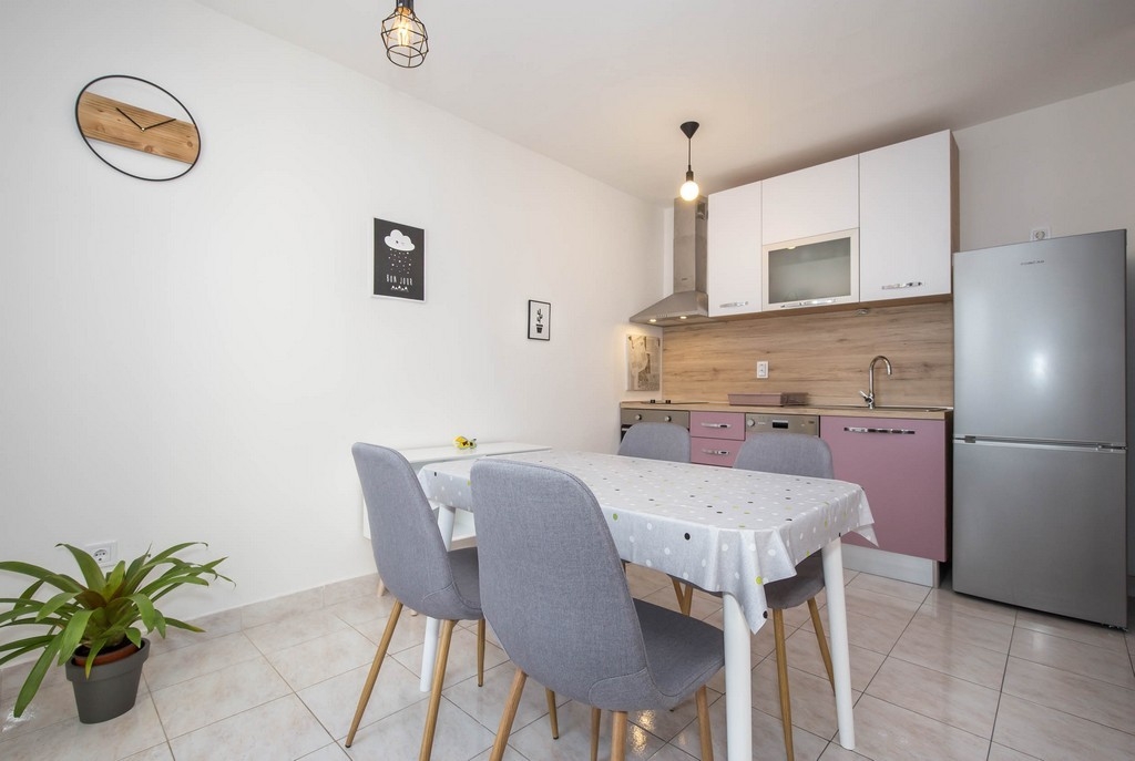 Two bedroom apartment with balcony and sea view Bol, Brač  A-a