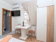 Makarska, Sufragerie în unitate de cazare tip studio-apartment, WiFi.