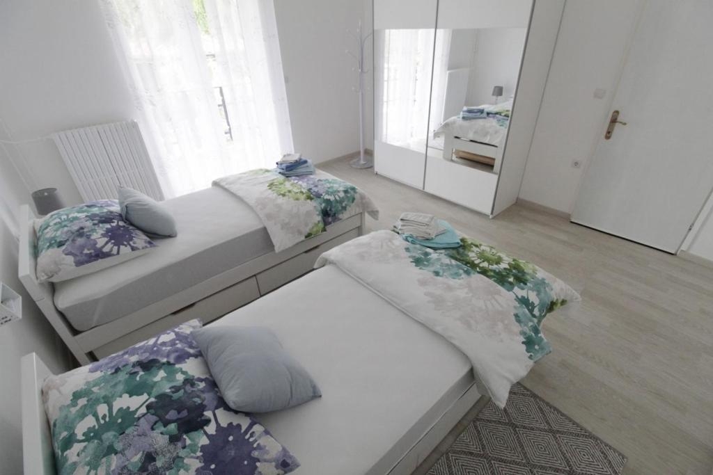 Two bedroom apartment with terrace Umag  A-a