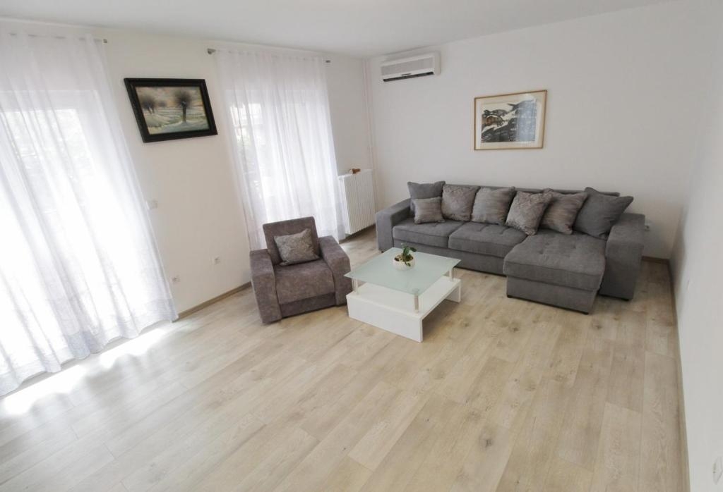 Two bedroom apartment with terrace Umag (A-21460-a)