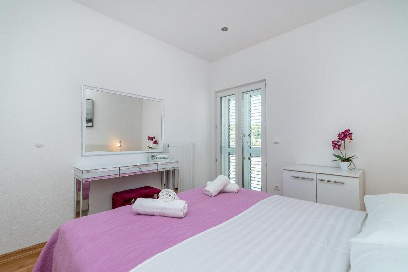 Three bedroom apartment with terrace and sea view Trogir  A-a