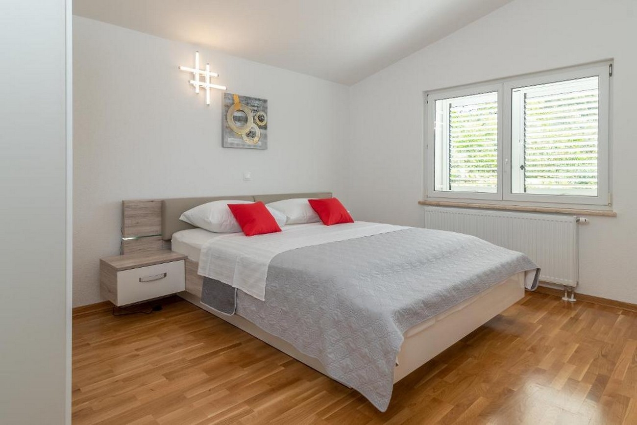 Three bedroom apartment with terrace and sea view Trogir  A-a