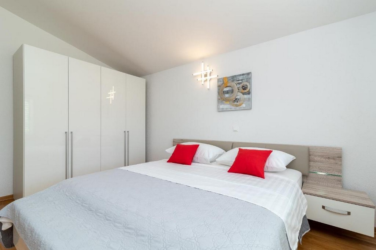 Three bedroom apartment with terrace and sea view Trogir  A-a