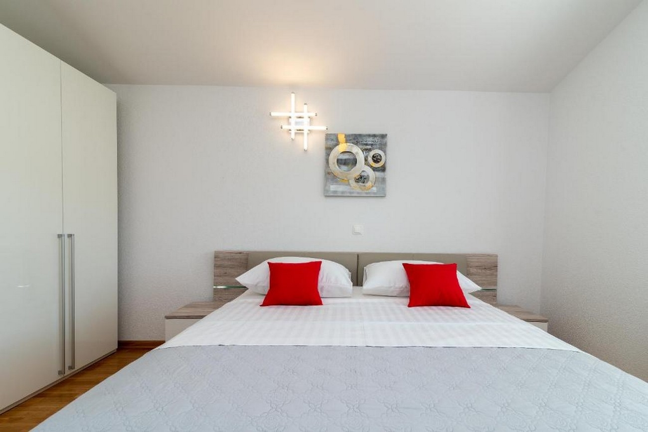 Three bedroom apartment with terrace and sea view Trogir  A-a