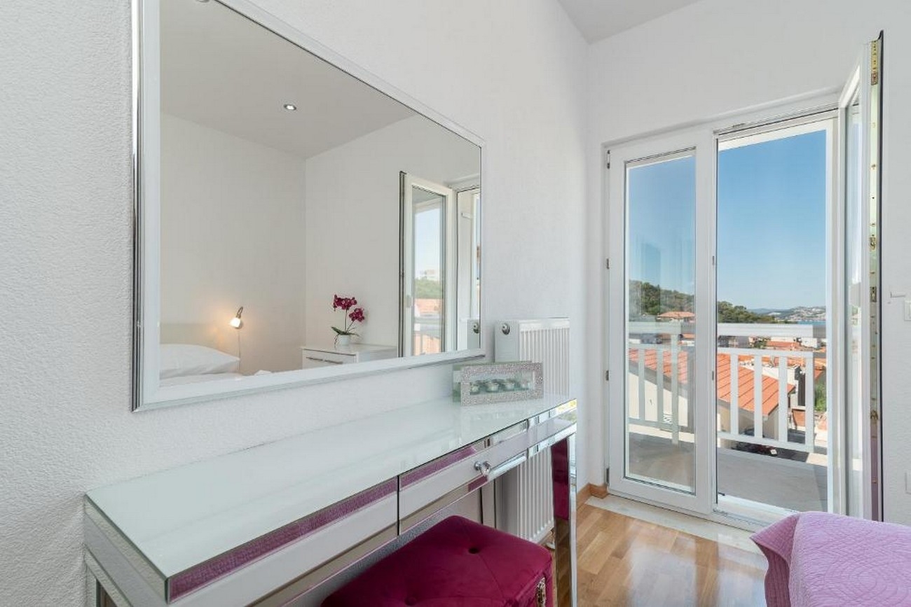 Three bedroom apartment with terrace and sea view Trogir  A-a