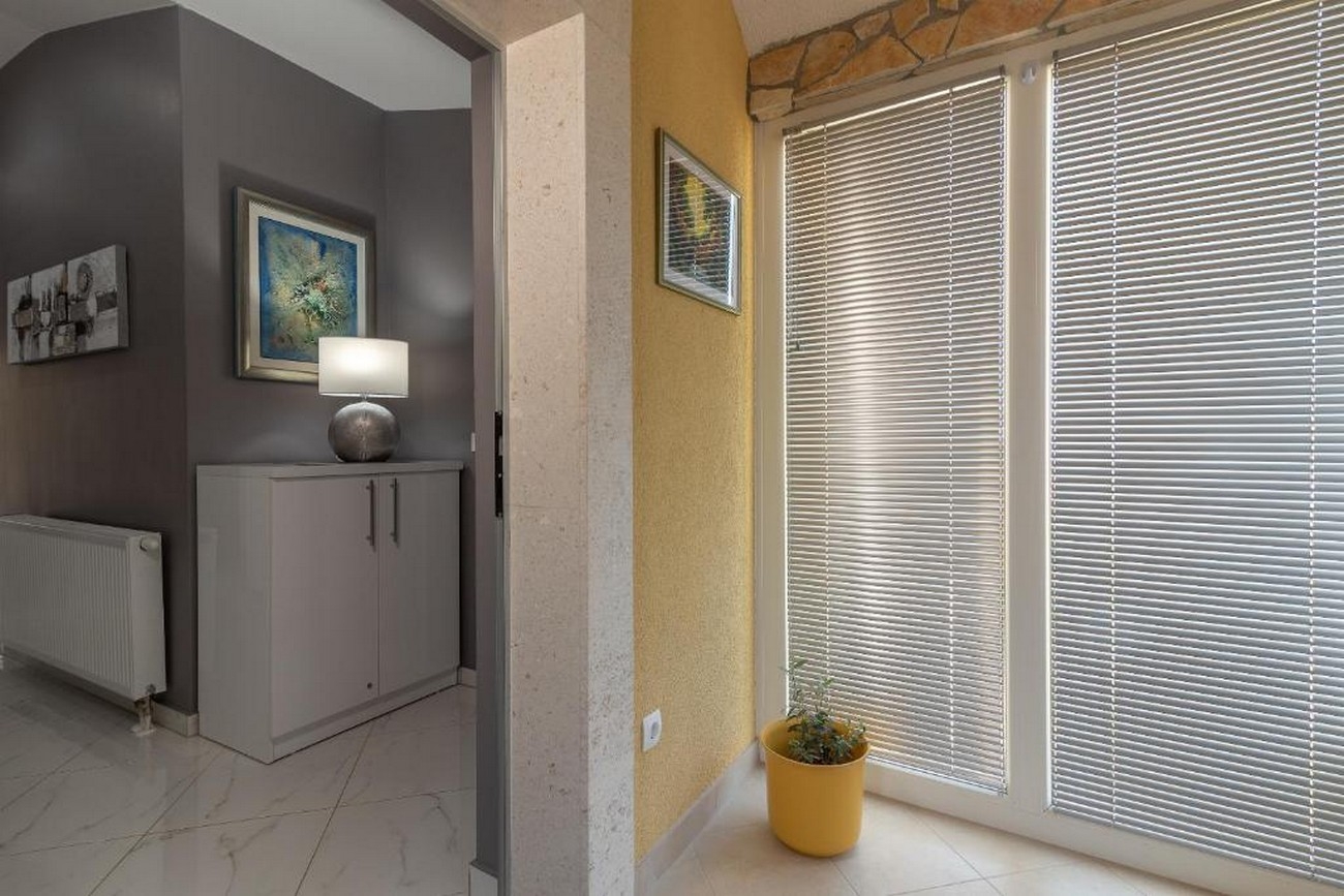Three bedroom apartment with terrace and sea view Trogir  A-a