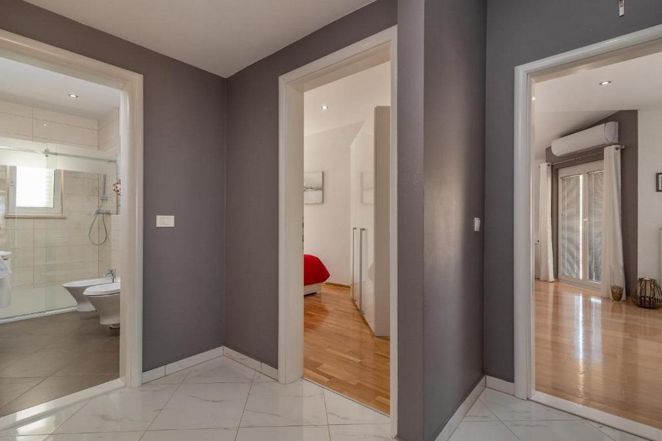 Three bedroom apartment with terrace and sea view Trogir  A-a