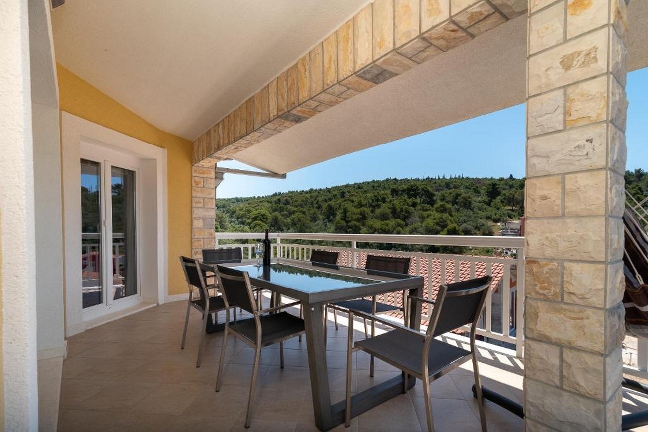 Three bedroom apartment with terrace and sea view Trogir  A-a