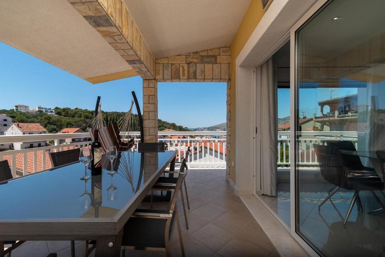 Three bedroom apartment with terrace and sea view Trogir  A-a