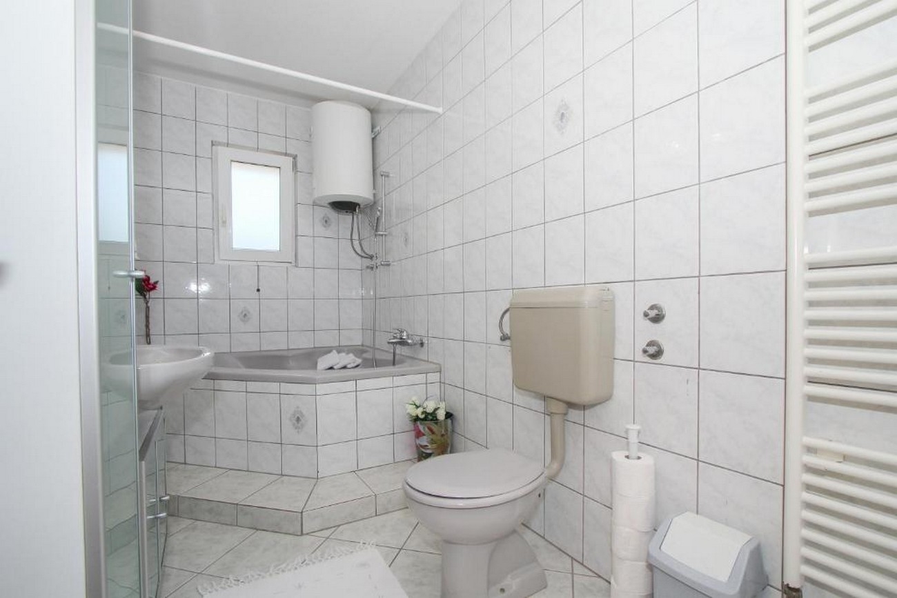 Three bedroom apartment with terrace Trogir  A-b