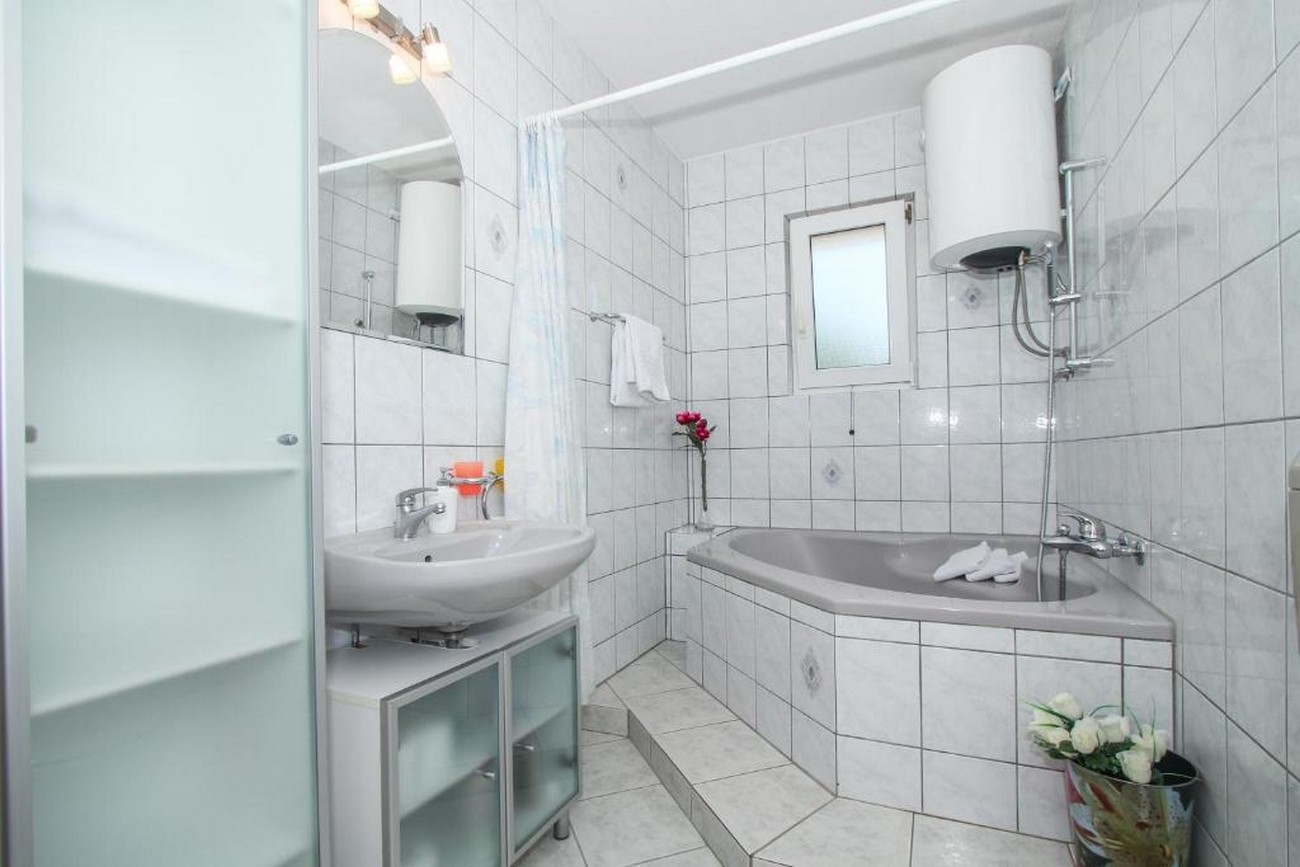 Three bedroom apartment with terrace Trogir  A-b