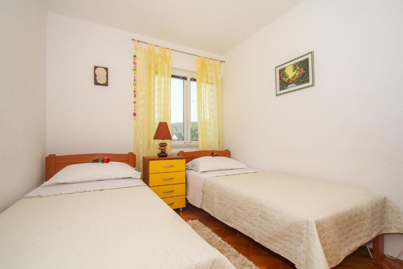 Three bedroom apartment with terrace Trogir  A-b