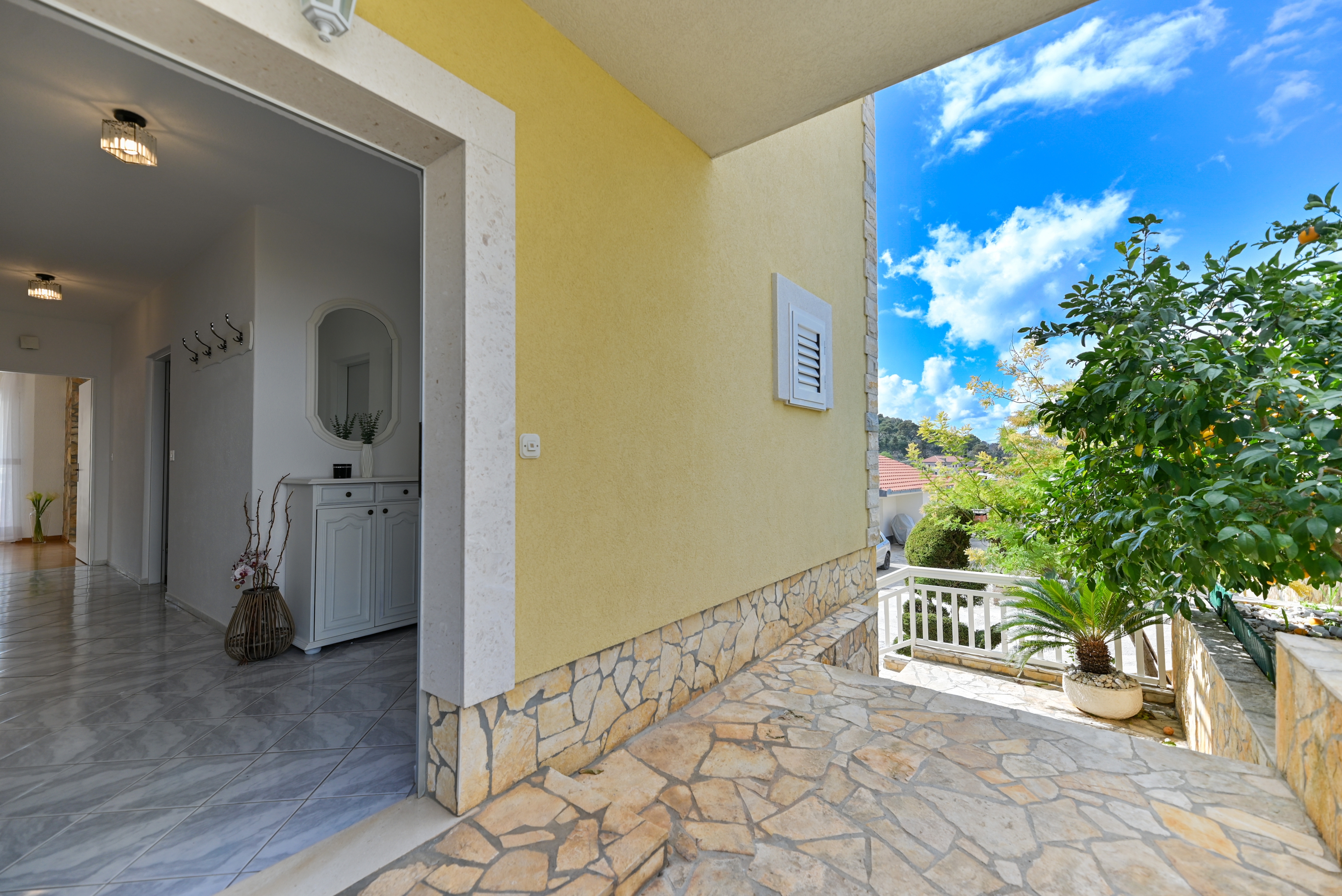 Three bedroom apartment with terrace Trogir  A-b