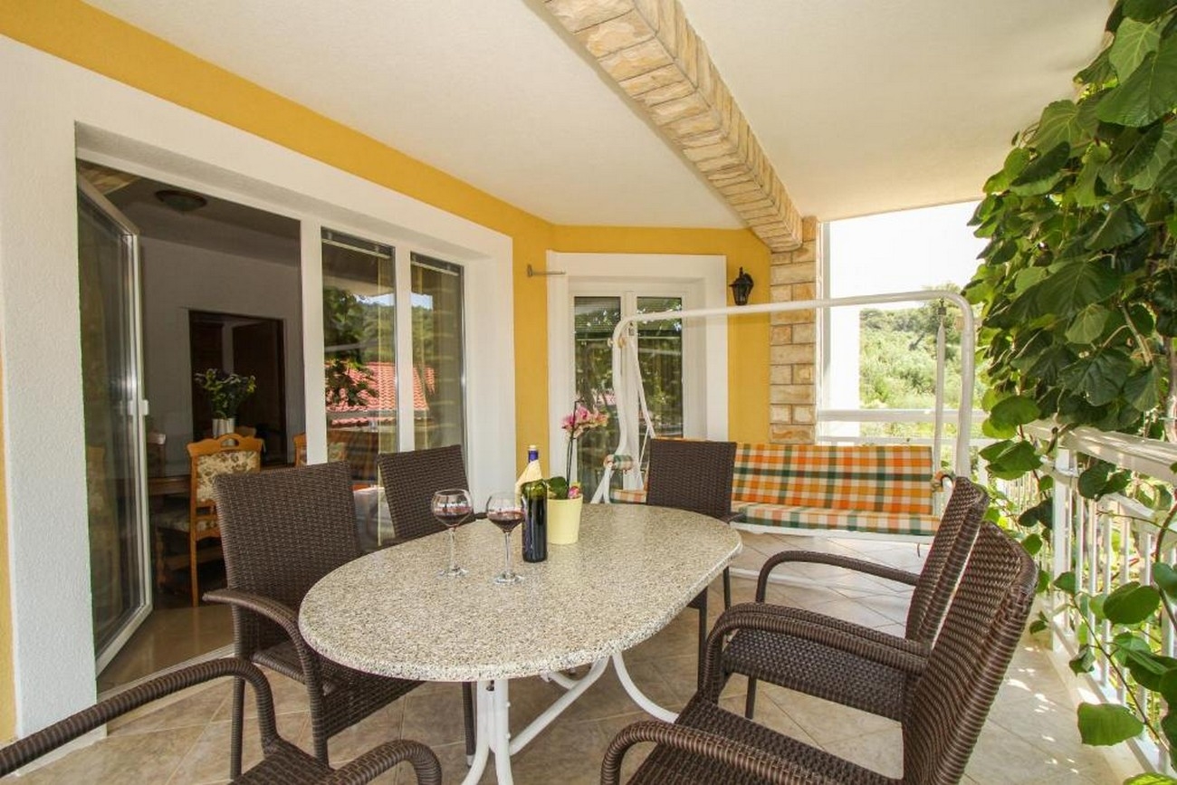 Three bedroom apartment with terrace Trogir  A-b