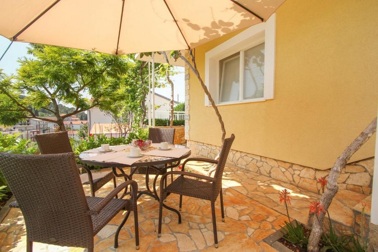 Two bedroom apartment with terrace Trogir  A-c
