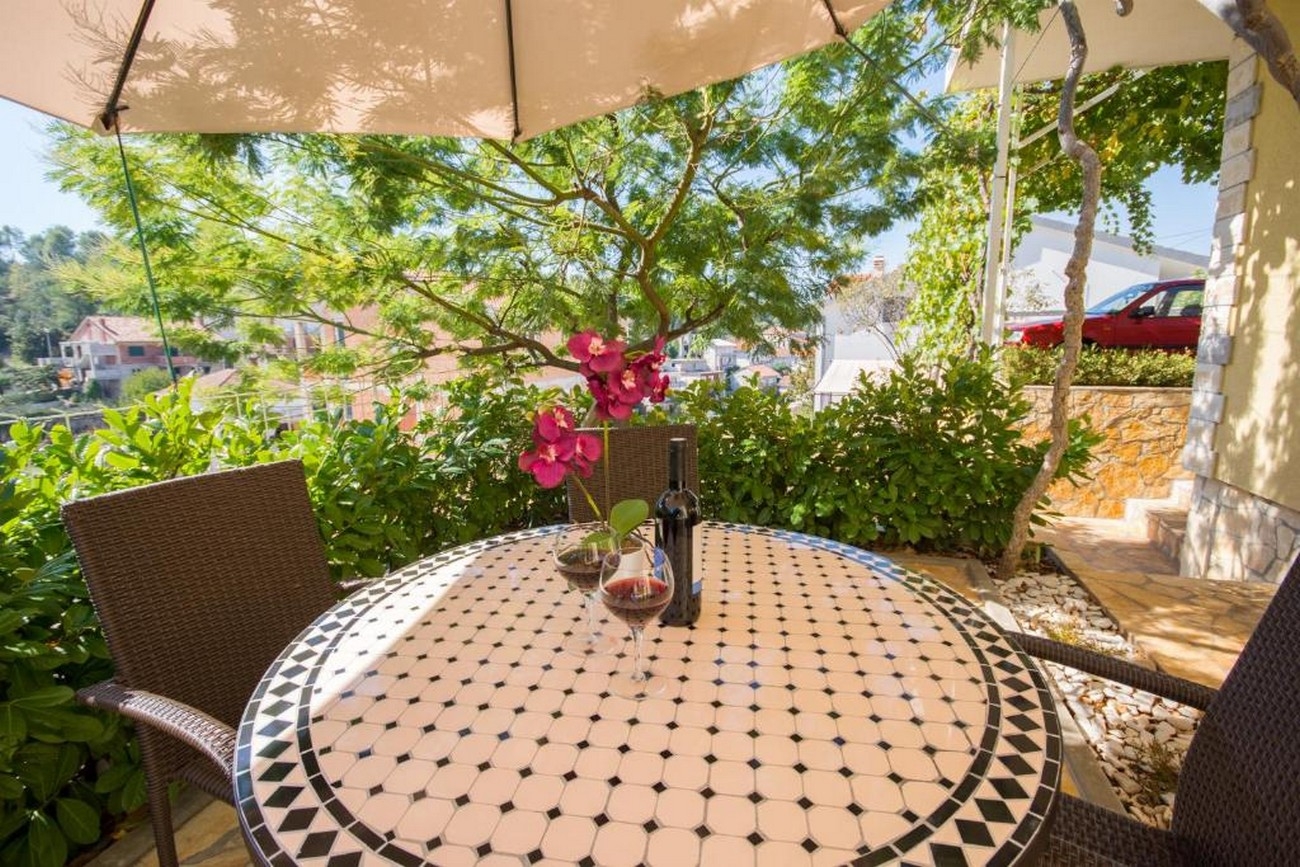Two bedroom apartment with terrace Trogir  A-c