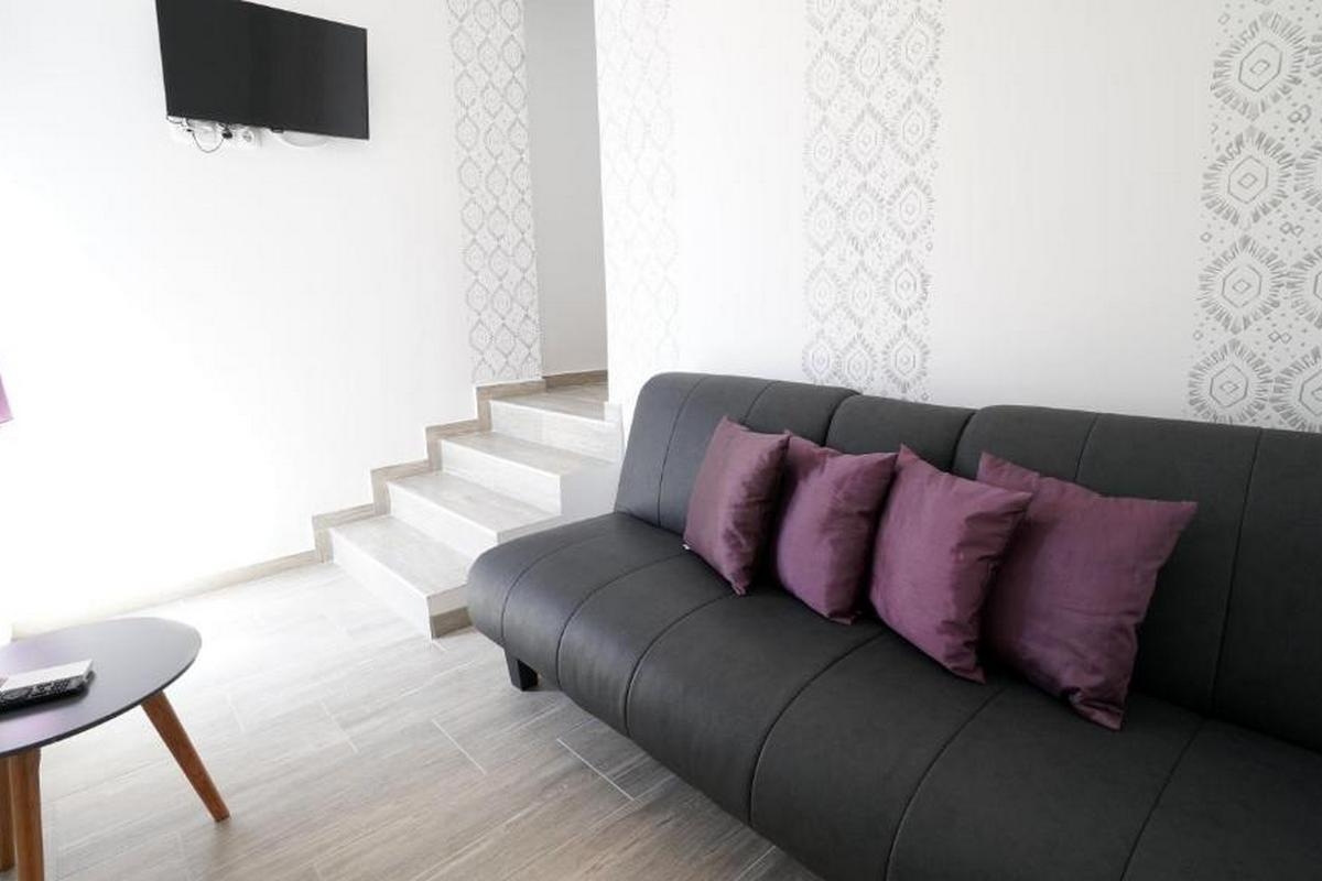 Comfortable and spacious house with terrace Vir  K