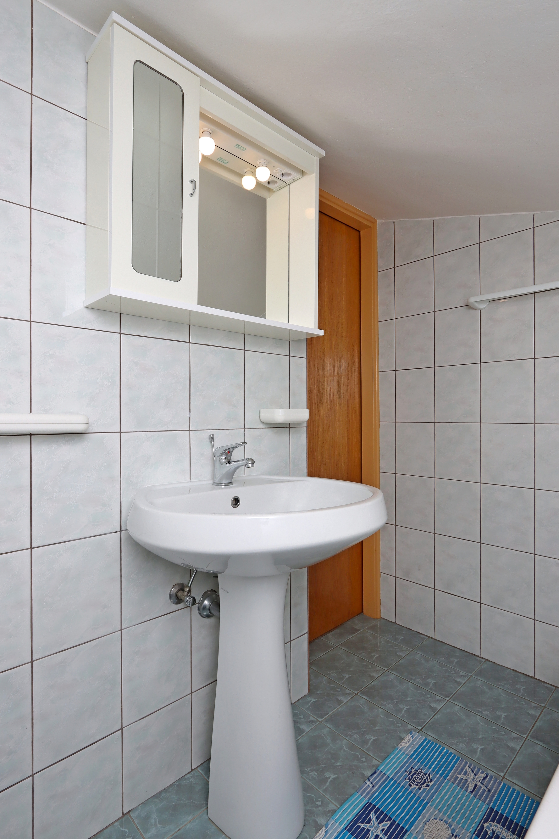 Two bedroom apartment with balcony and sea view Mundanije, Rab  A-a