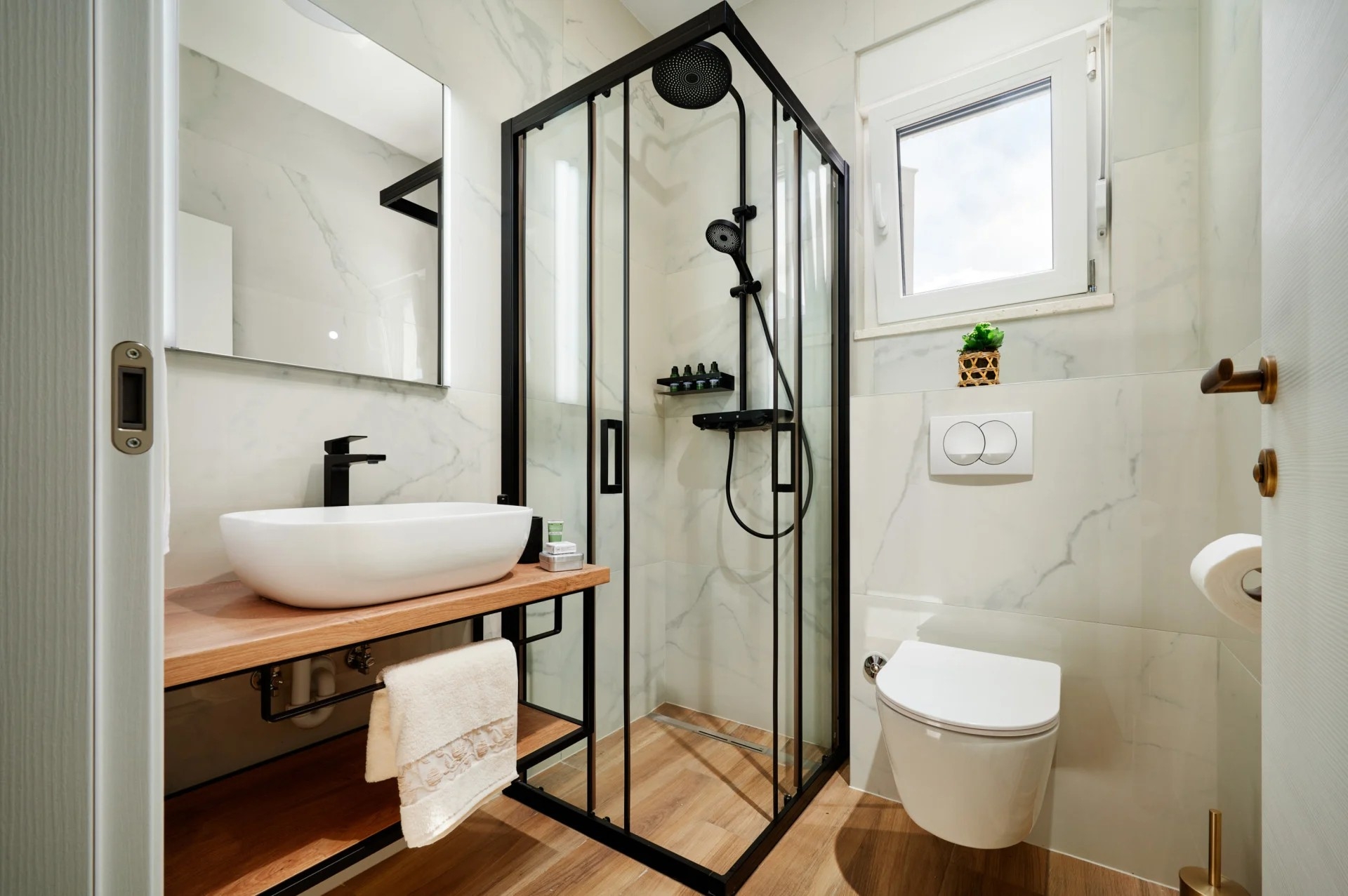 Comfortable and spacious house with terrace and sea view Mali Rat, Omiš  K