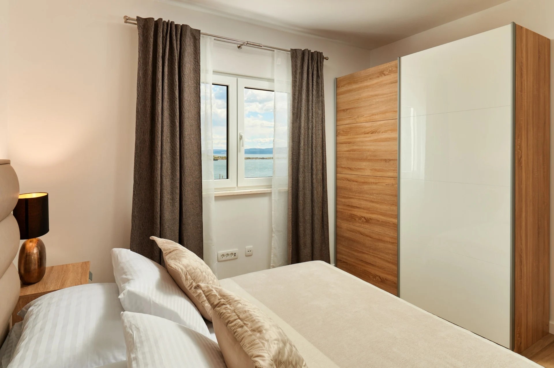 Comfortable and spacious house with terrace and sea view Mali Rat, Omiš  K