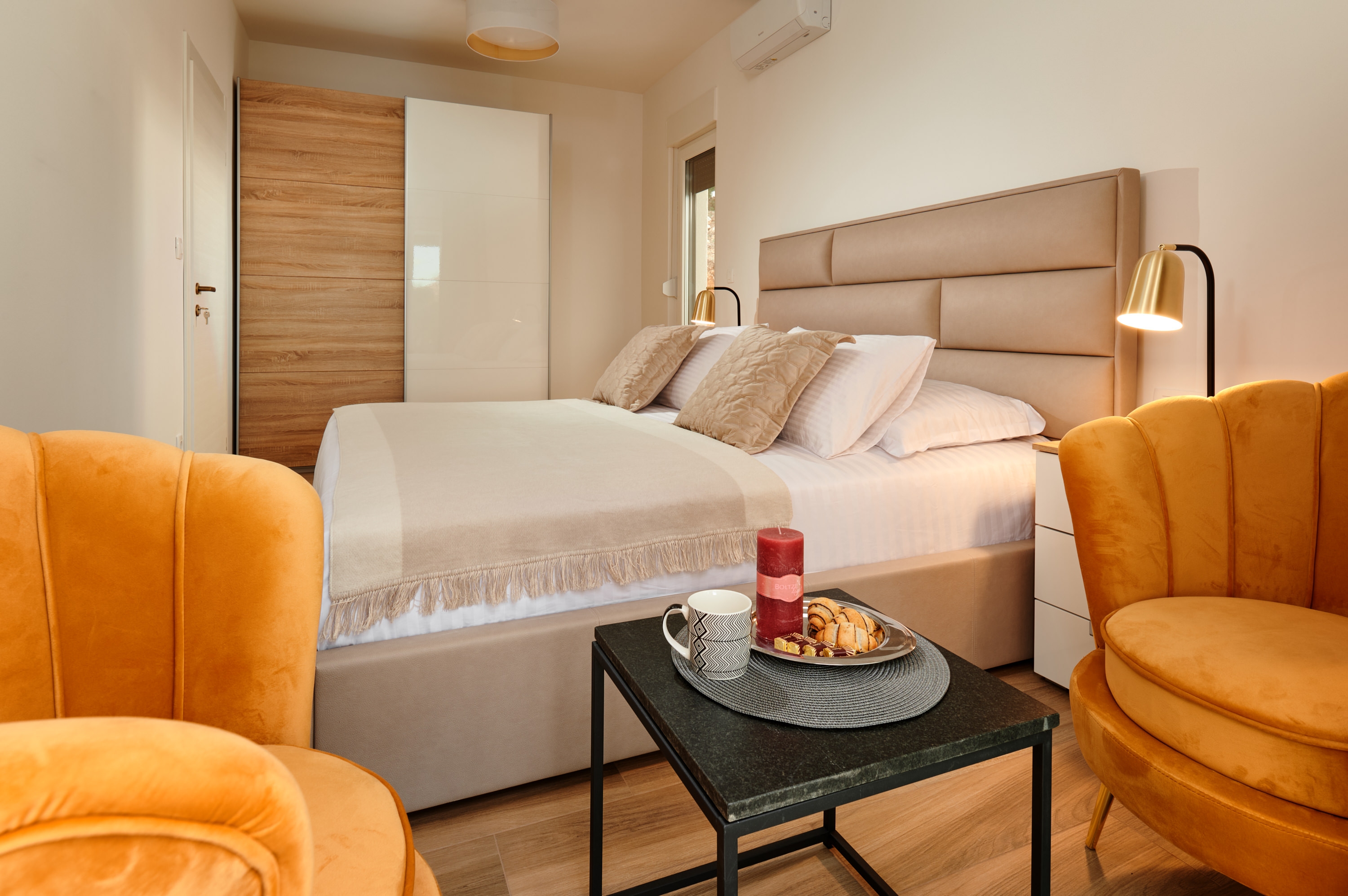 Comfortable and spacious house with terrace and sea view Mali Rat, Omiš  K